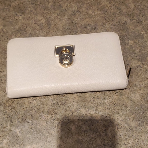 Michael Kors Handbags - 💝 Authentic Michael Kors white wallet
